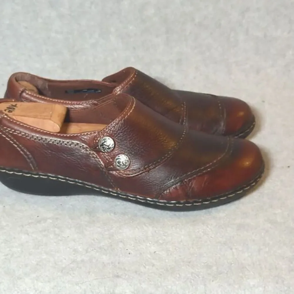 Clarks Bendables Women's‎ Sz 10M Leather W/ Silver Buttons Brown Slip on Shoes
